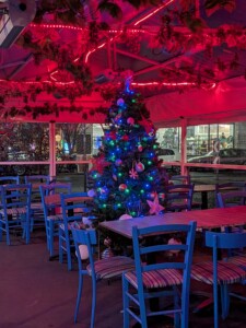 Weihnachtsbaum im >Rembetiko